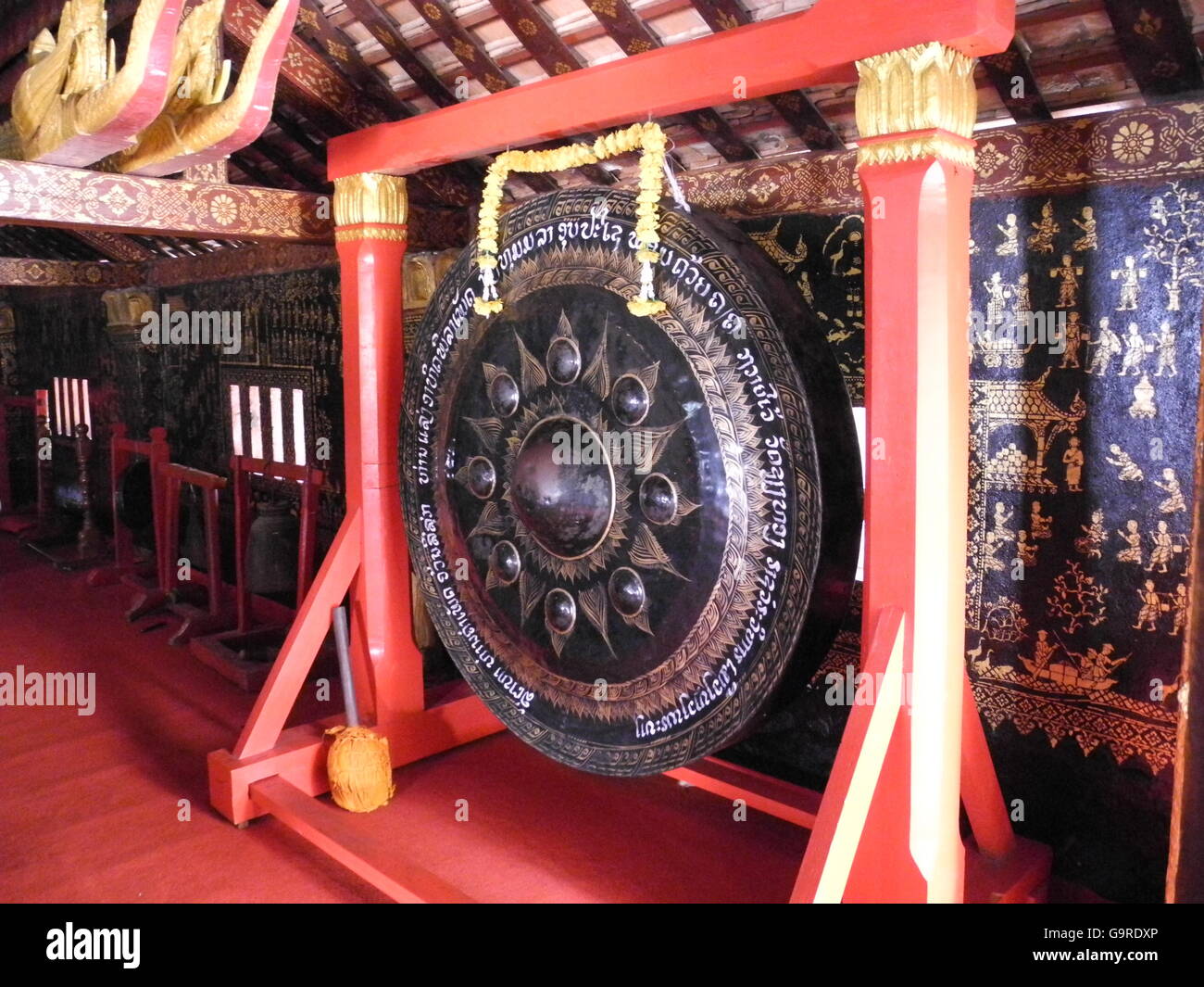 Ritual gong, Tempel Wat Xieng Thong, Luang Prabang, Provinz Luang Prabang, Laos, Asien / Luang Prabang Stockfoto