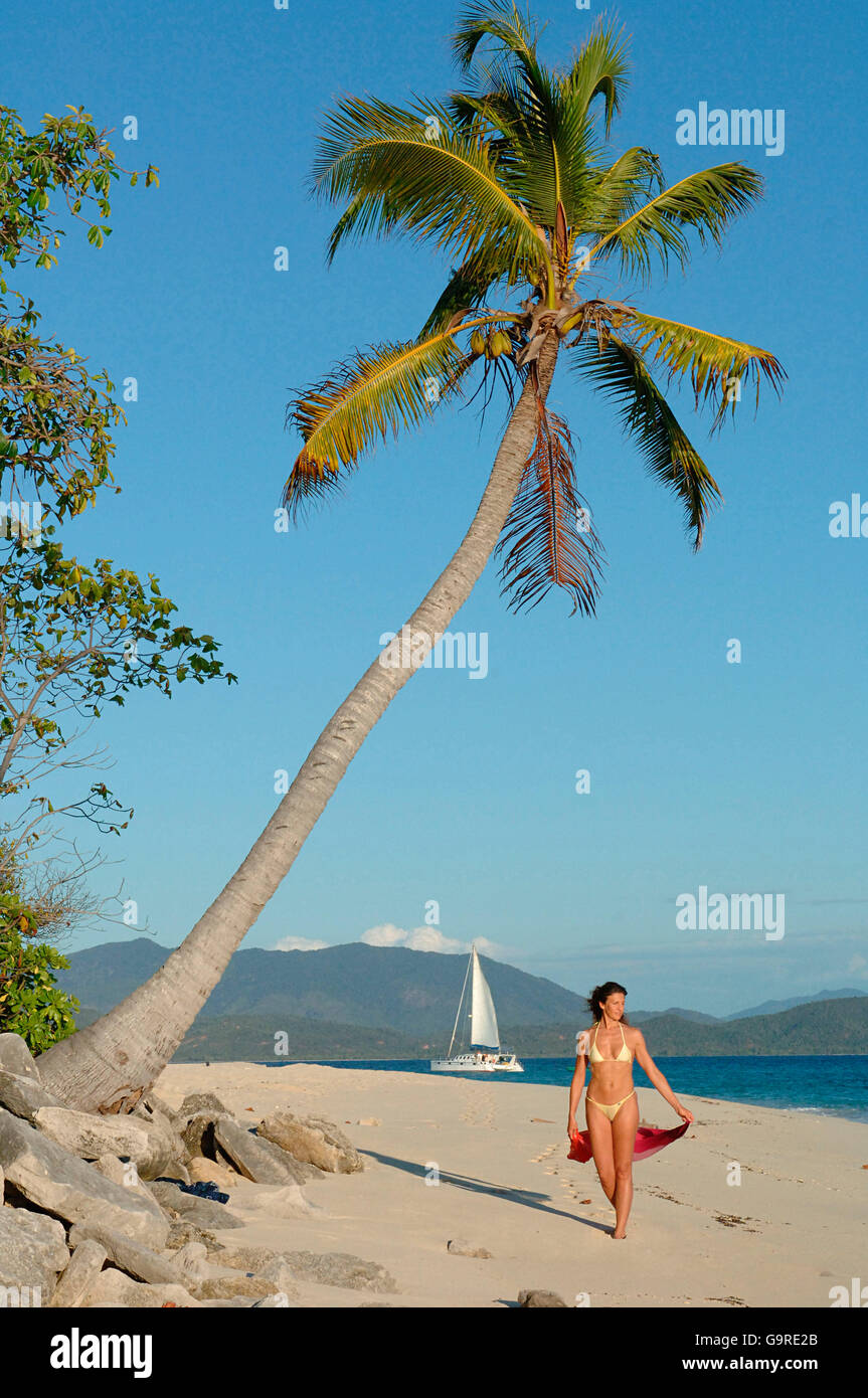 Frau am Strand, Insel Nosy Be, Madagaskar Stockfoto