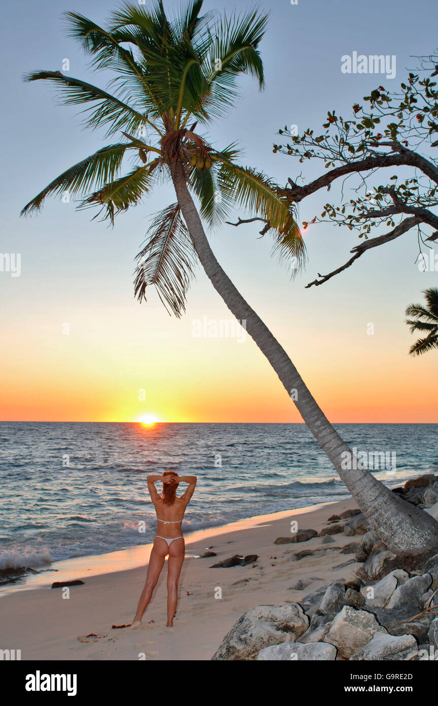 Frau am Strand, Insel Nosy Be, Madagaskar Stockfoto