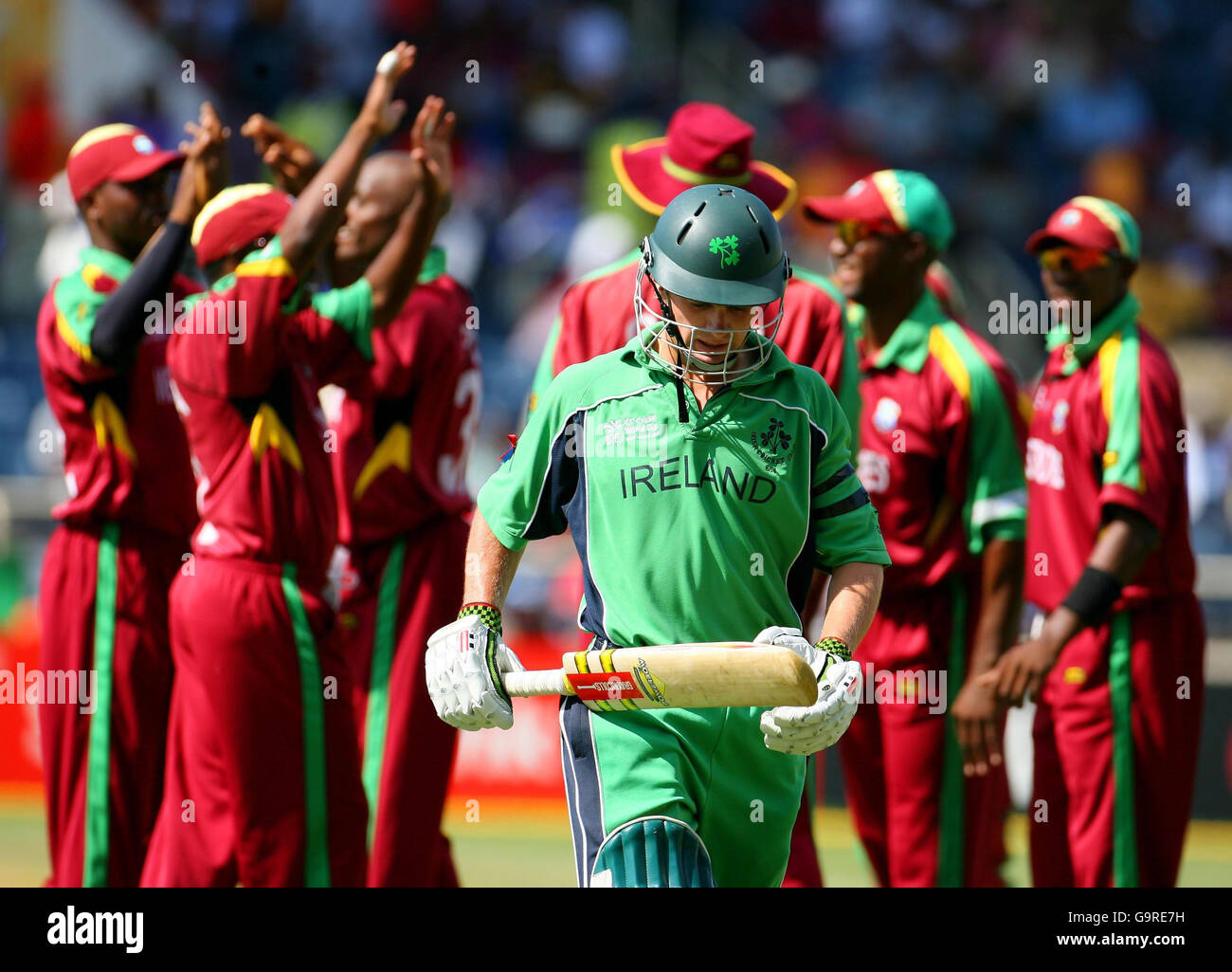 Irlands William Porterfield verlässt das Feld, nachdem er während des ICC Cricket World Cup 2007 Group D-Spiels im Sabina Park, Kingston, Jamaika, sein Wicket an Daren Powell von West Indies verloren hat. Stockfoto