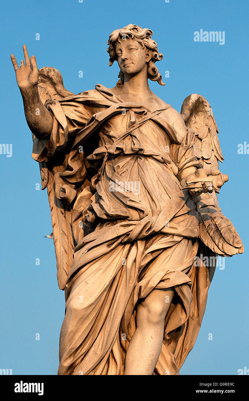 Statue des Engels, Brücke des Hadrian, über den Fluss Tiber, Rom, Latium, Italien / von Bernini, Ponte Sant'Angelo, Saint-Angel-Brücke Stockfoto