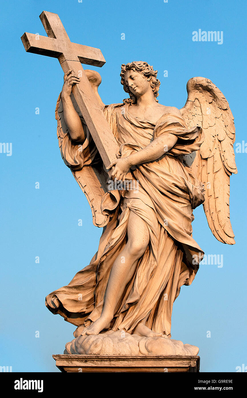Statue des Engels, Brücke des Hadrian, über den Fluss Tiber, Rom, Latium, Italien / von Bernini, Ponte Sant'Angelo, Saint-Angel-Brücke Stockfoto