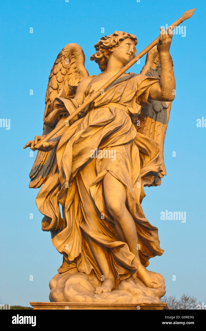 Statue des Engels, Brücke des Hadrian, über den Fluss Tiber, Rom, Latium, Italien / von Bernini, Ponte Sant'Angelo, Saint-Angel-Brücke Stockfoto
