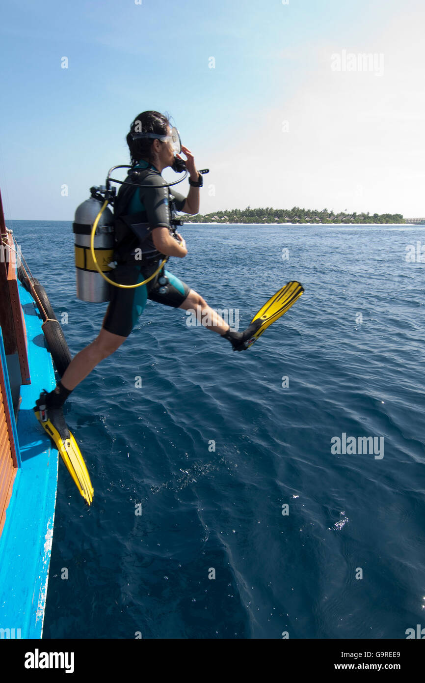 Taucher, abspringen Dhoni, Malediven / Tauchpumpe Stockfoto