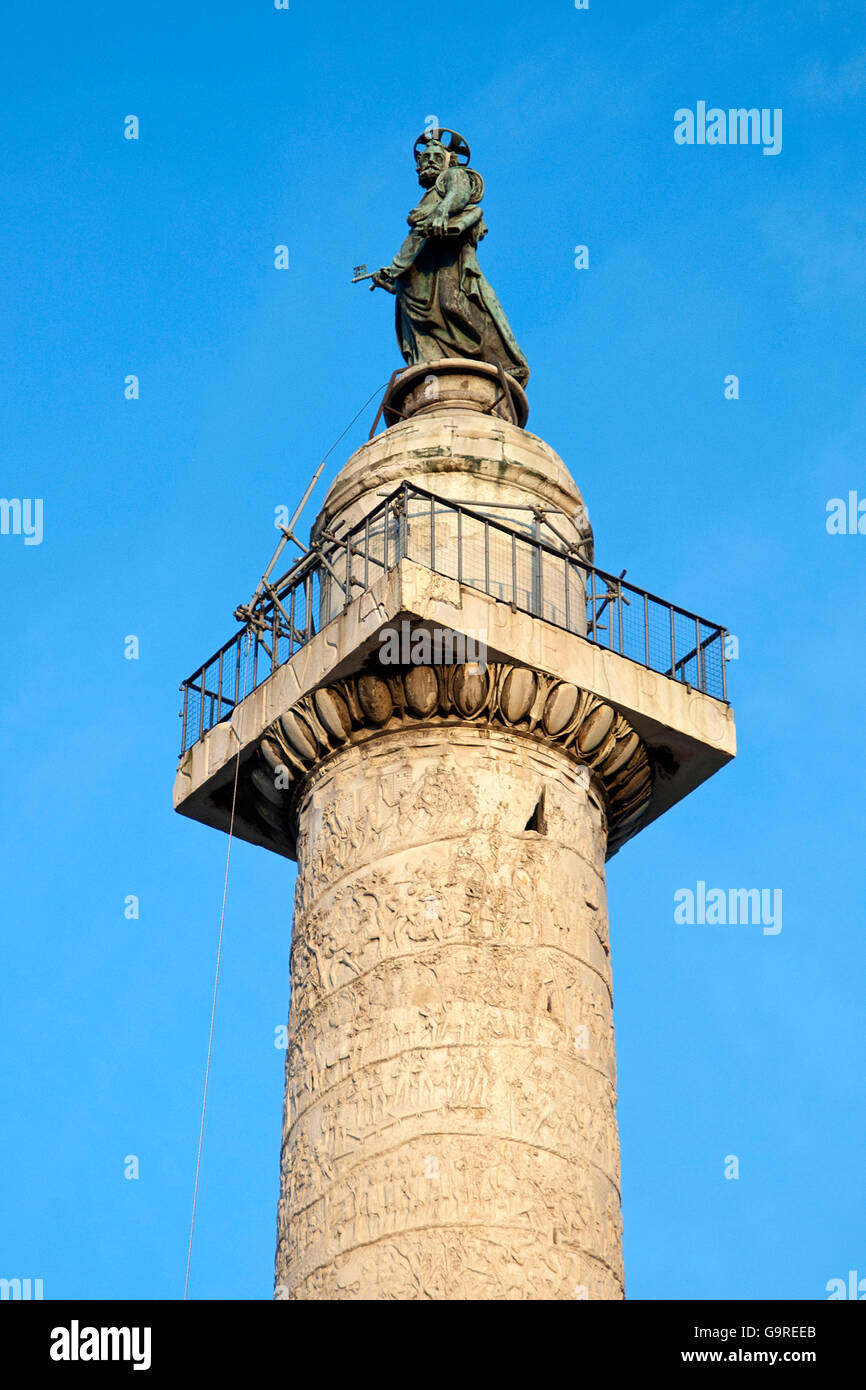 Trajanssäule, Statue von St. Peter, Trajan Forum, Rom, Latium, Italien / Colonna Traiana, Siegessäule Stockfoto