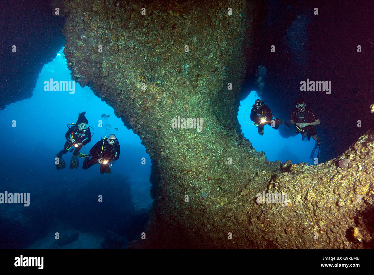 Taucher in Höhle, Andamanensee, Thailand, Phuket, Koh Ha Yai, Twin-Höhle Stockfoto