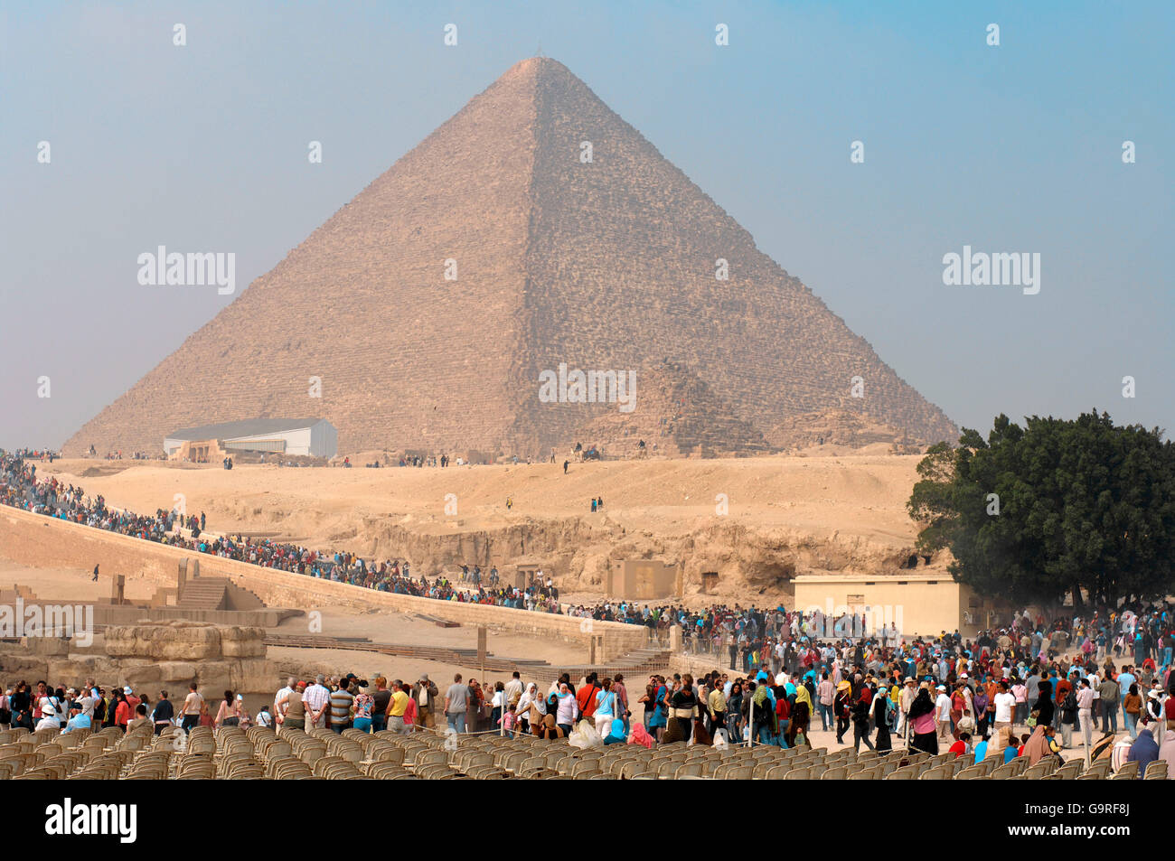 Die große Pyramide von Giza, Sonnenbarke, Touristen, Pyramiden von Giza, Gizeh, Ägypten / Pyramide des Cheops Stockfoto