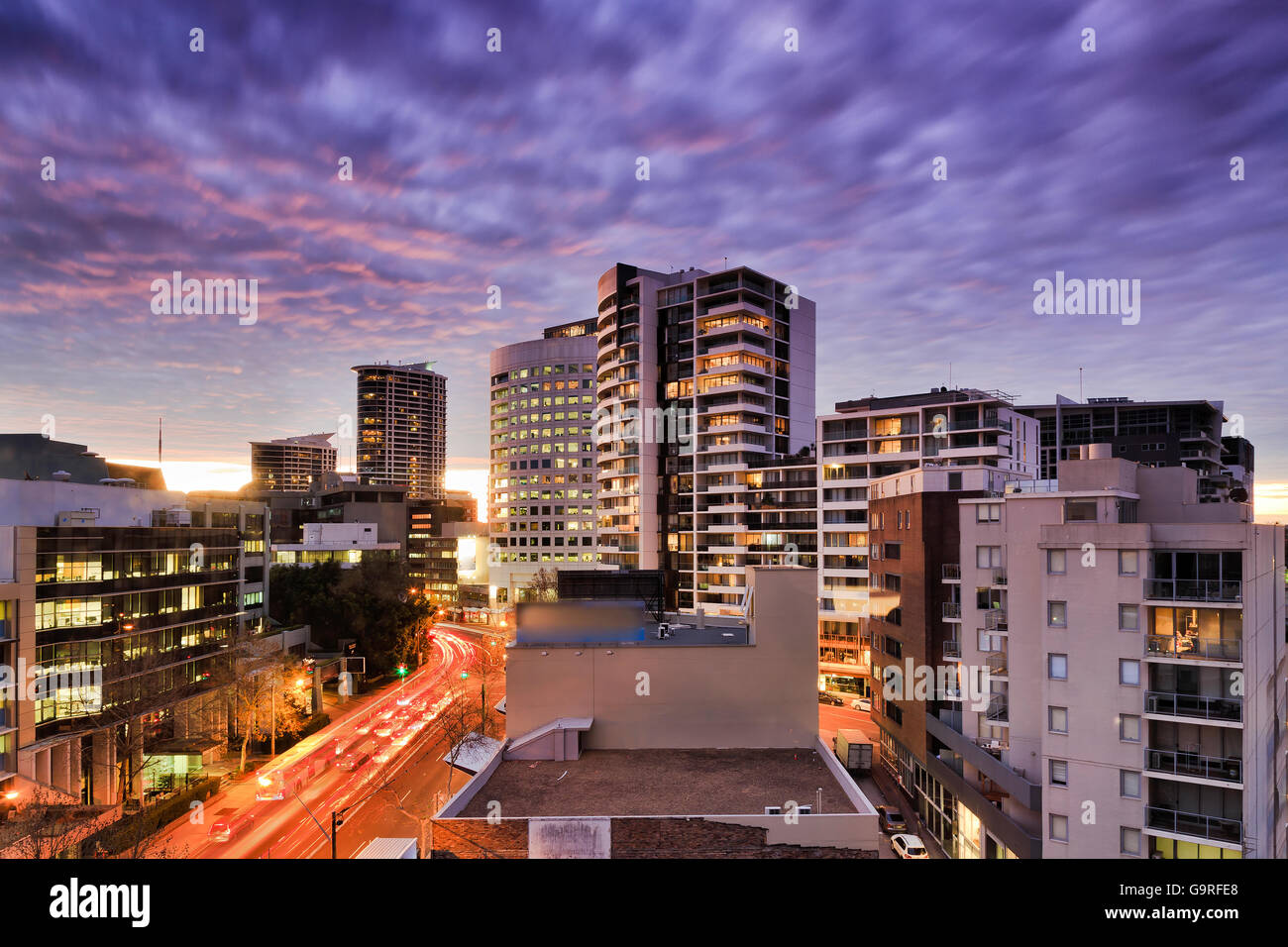 Dichten Bebauung mit moderne zeitgenössische Wolkenkratzer in St Leonards Vorort von Sydney, Australien. Sonnenuntergang beleuchtet Windows ein Stockfoto