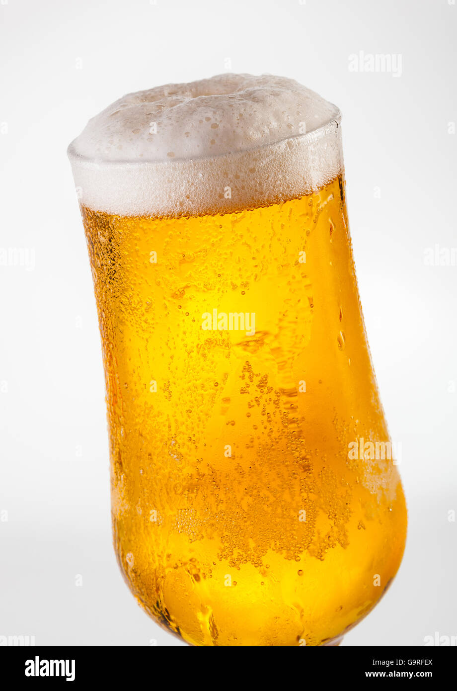 Nahaufnahme von einem eiskalten Glas Bier Stockfoto