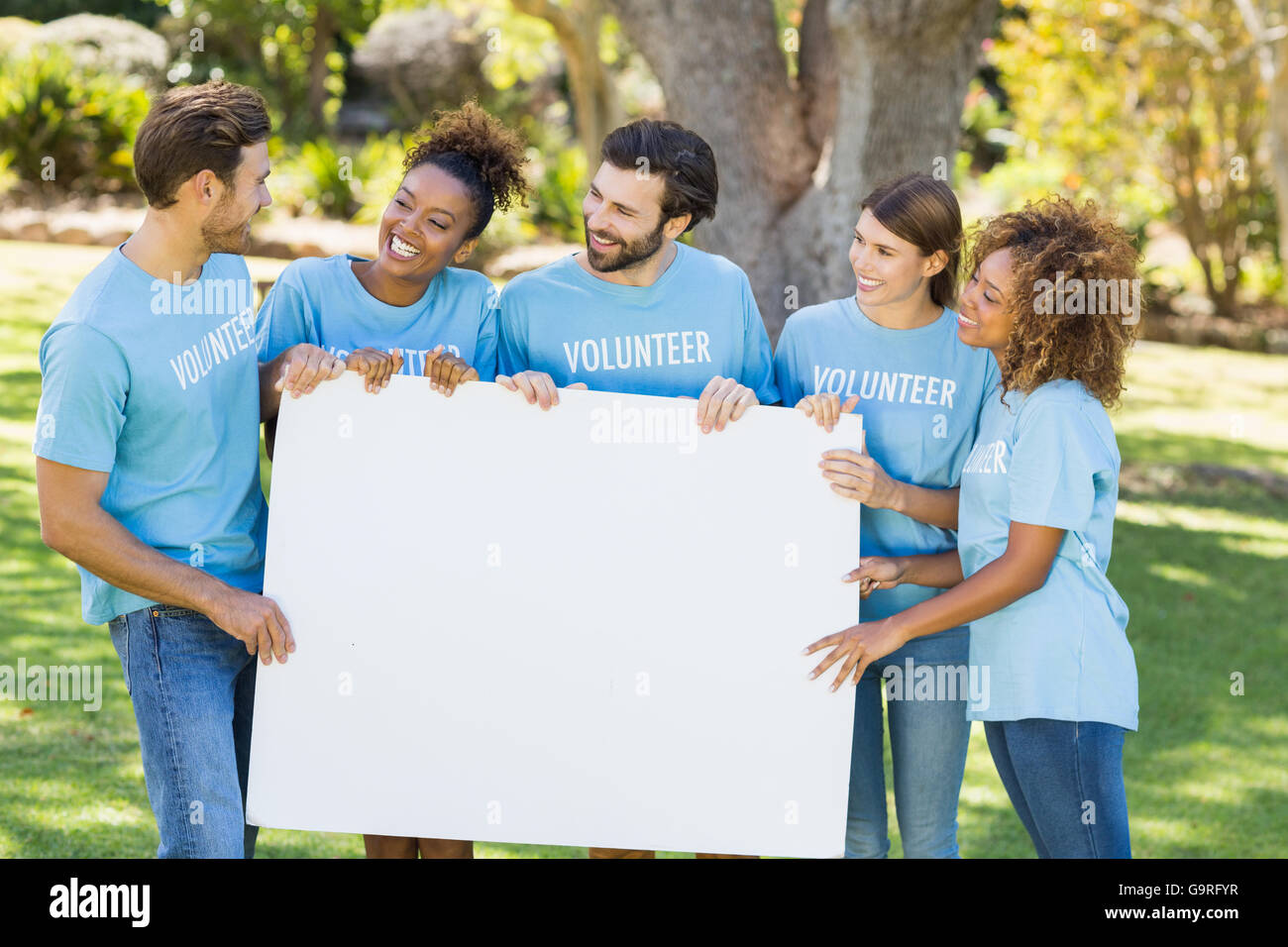 Gruppe von freiwilligen Beteiligung leeres Blatt Stockfoto