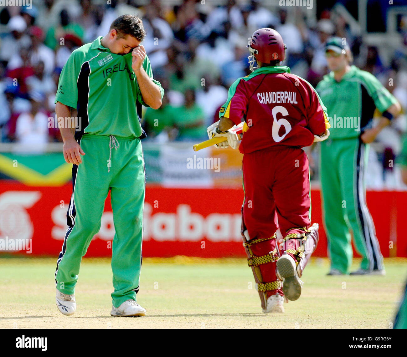 Irlands David Langford-Smith (links) reagiert, als West Indies Shivnarine Chanderpaul (Mitte) beim ICC Cricket World Cup 2007 Group D Spiel im Sabina Park, Kingston, Jamaika, läuft. Stockfoto