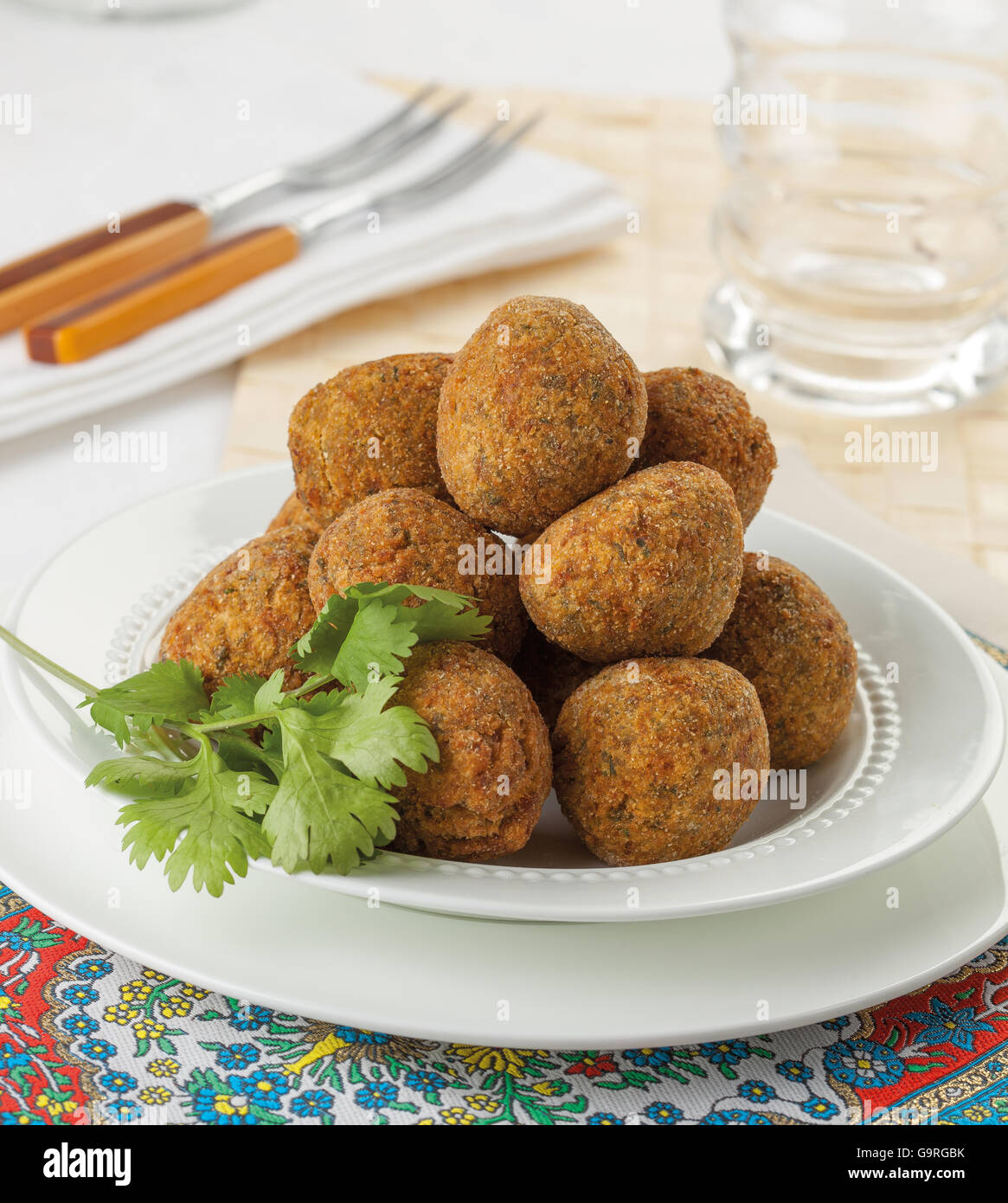 Falafel Kugeln auf dem Silbertablett serviert. Stockfoto