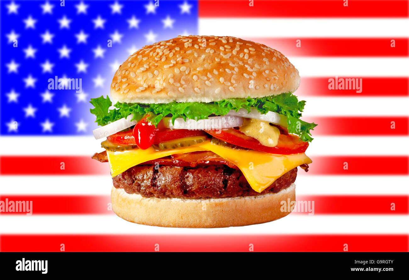 Saftig gegrillte Hamburger mit Speck und Käse auf USA Flagge Hintergrund Stockfoto