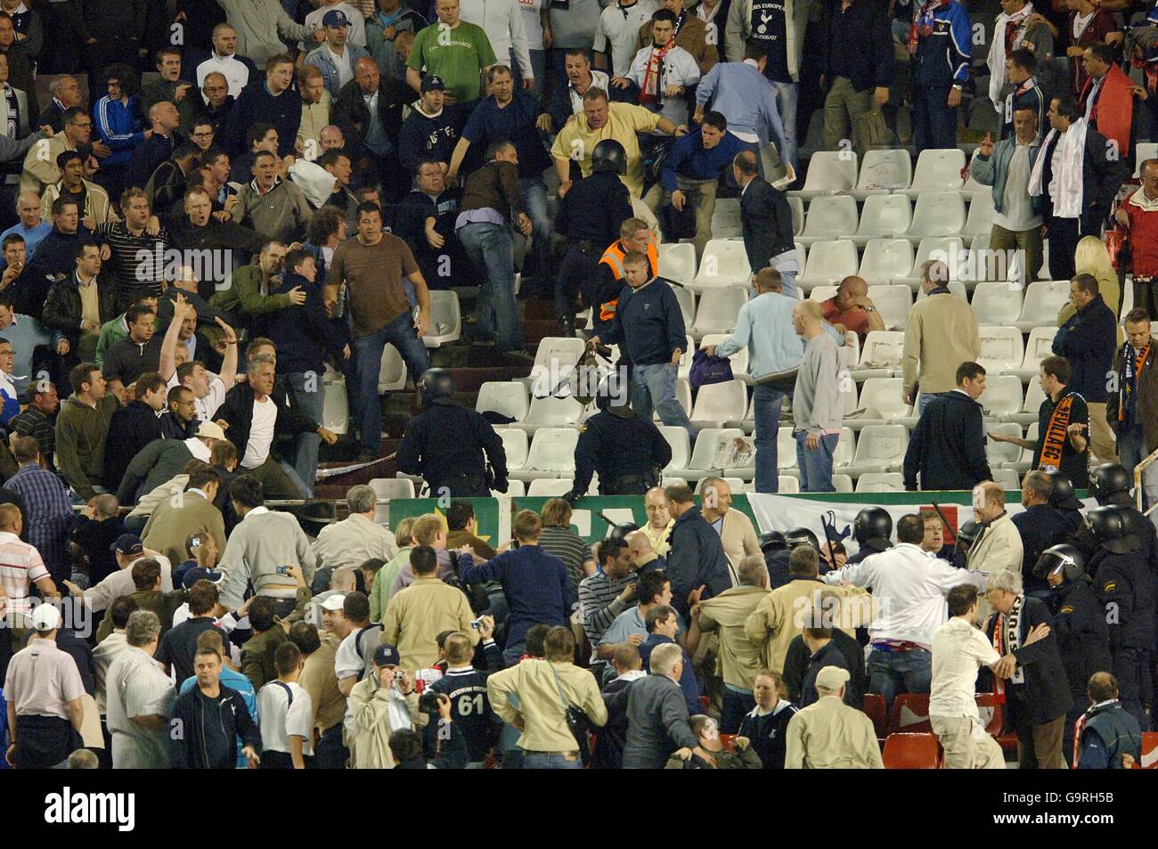 Fußball - UEFA-Cup - Viertelfinale - Erstes Teilstück - Sevilla gegen Tottenham Hotspur - Ramon Sanchez Pizjuan. Tottenham Hotspur-Fans treffen auf den Tribünen auf die Polizei... Stockfoto