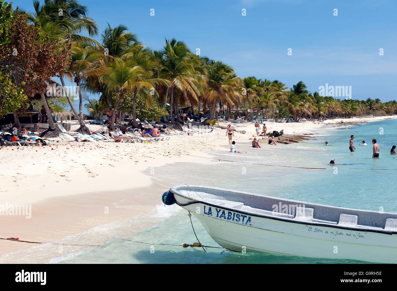 Urlauber am Strand, Insel Saona, Provinz La Altagracia, Domican Republik Stockfoto