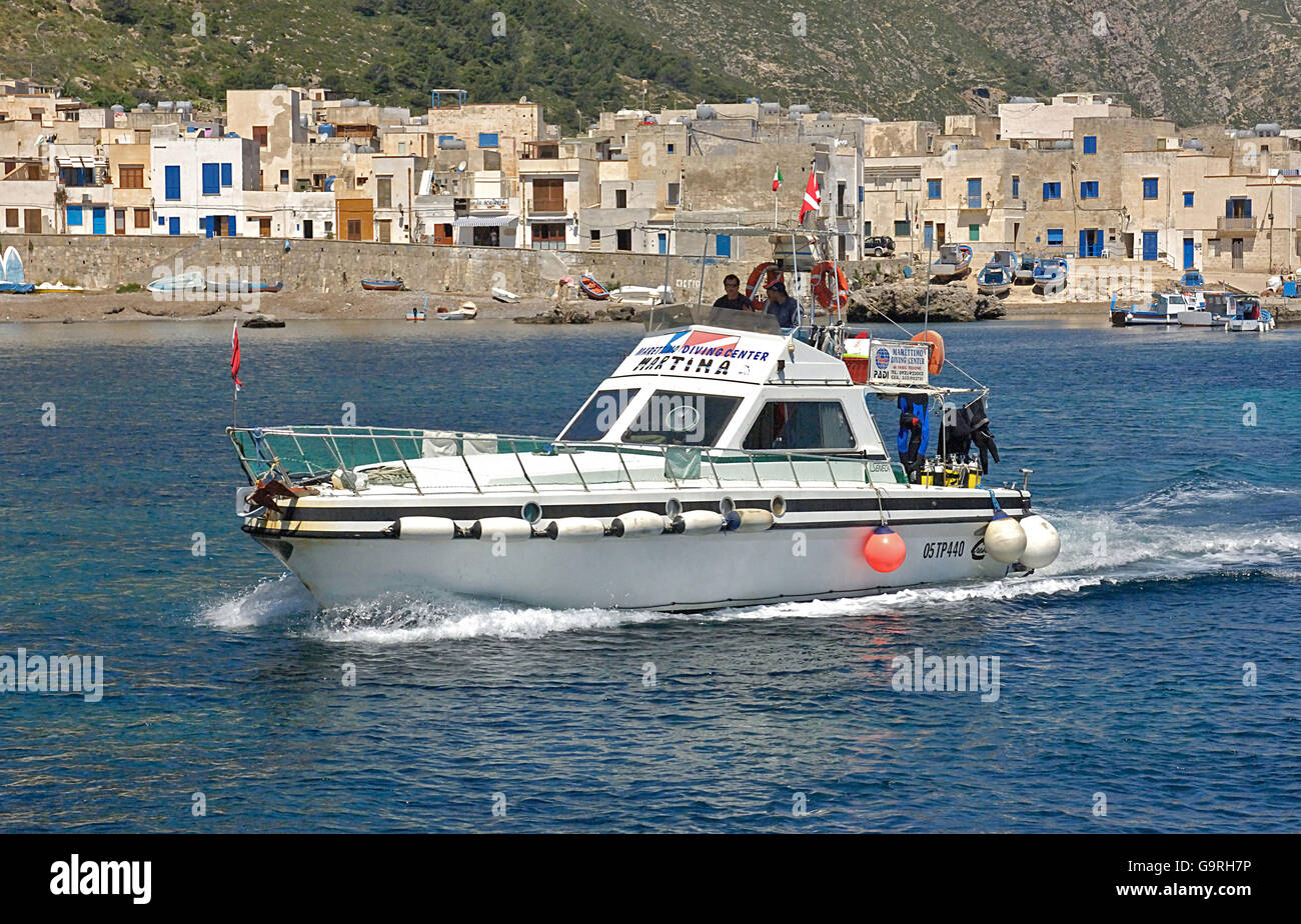 Tauchboot, Taucher, Taucher, Marettimo, Ägadischen Inseln, Sizilien, Italien / Isola Egadi Stockfoto