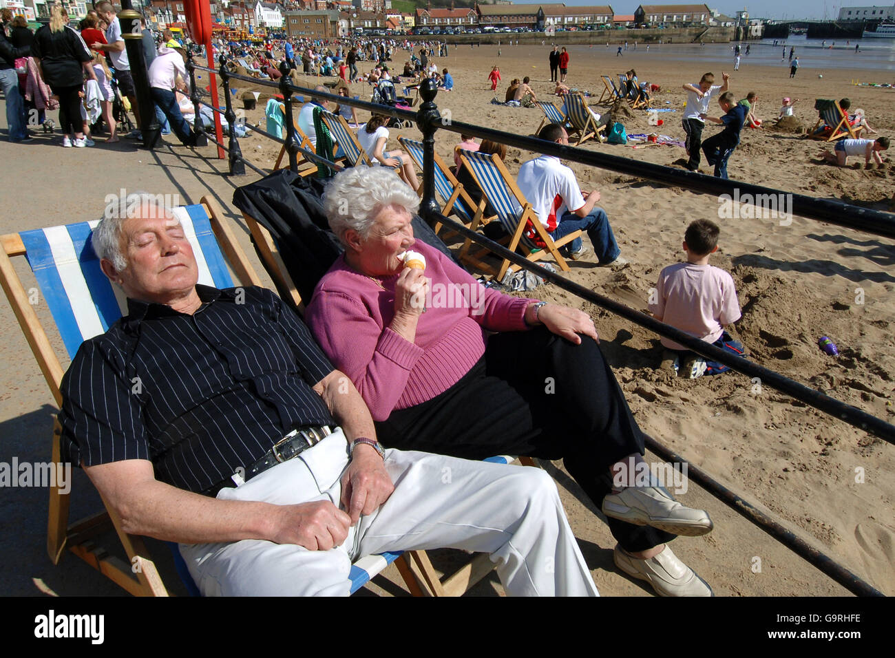 Die Menschen genießen das warme Wetter am Strand von Scarborough über das Osterwochenende. Stockfoto