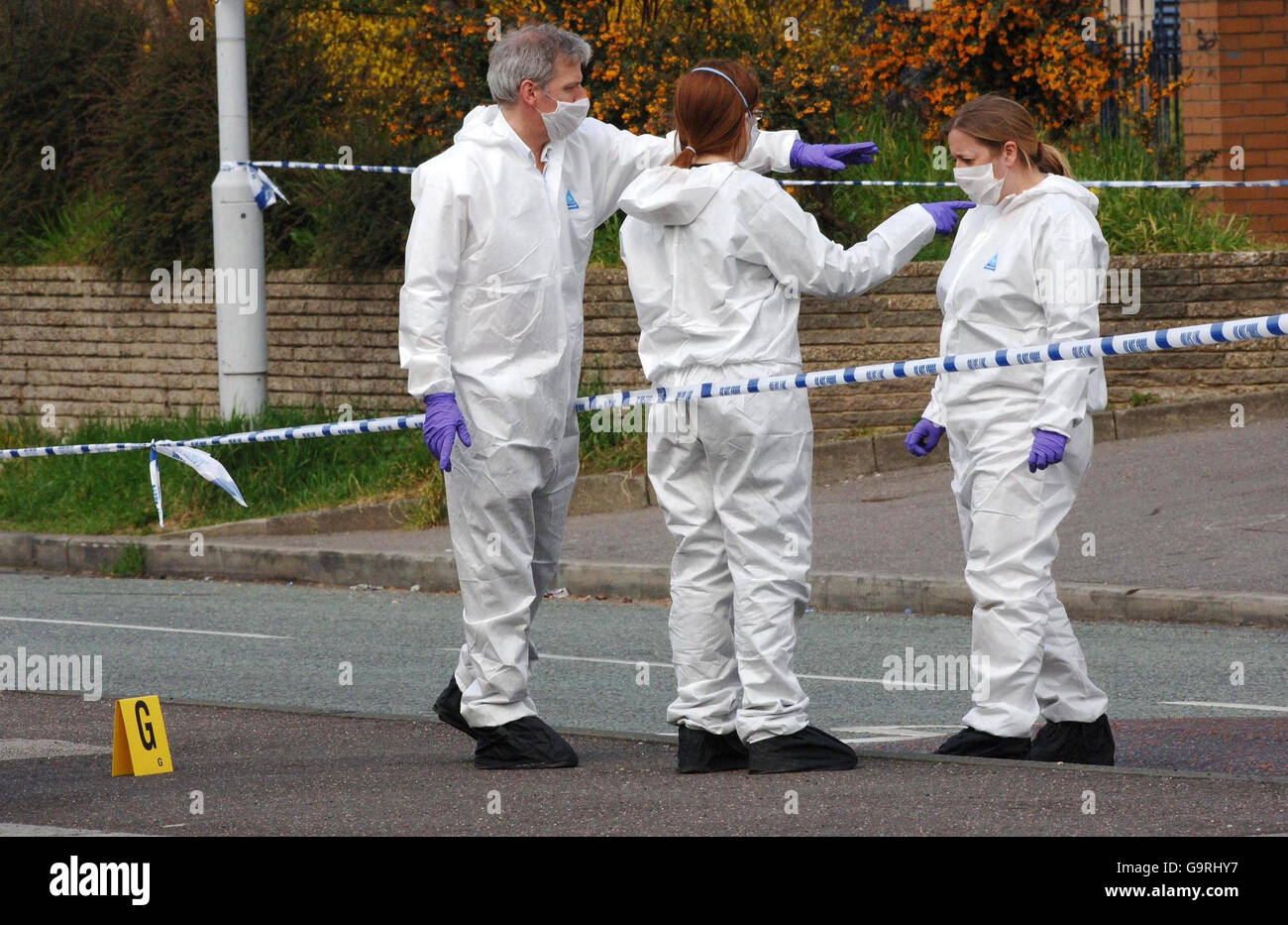 Offiziere drangsalieren den Tatort in der Hall Rd, an der Kreuzung mit Buttermere Close, Leytonstone, Ost-London, ein, wo gestern Abend ein 14-jähriger Junge starb, nachdem er bei einem Bandenmesser-Angriff erstochen wurde, bei dem sich auch ein 15-Jähriger in einem kritischen Zustand befand. Stockfoto