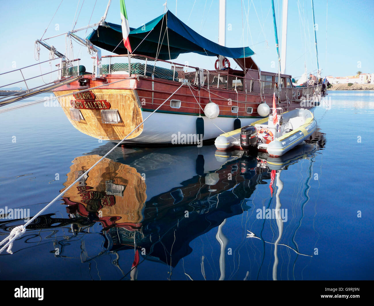 Segelboot im Wasser, Sardinien, Italien, Mittelmeer Stockfoto