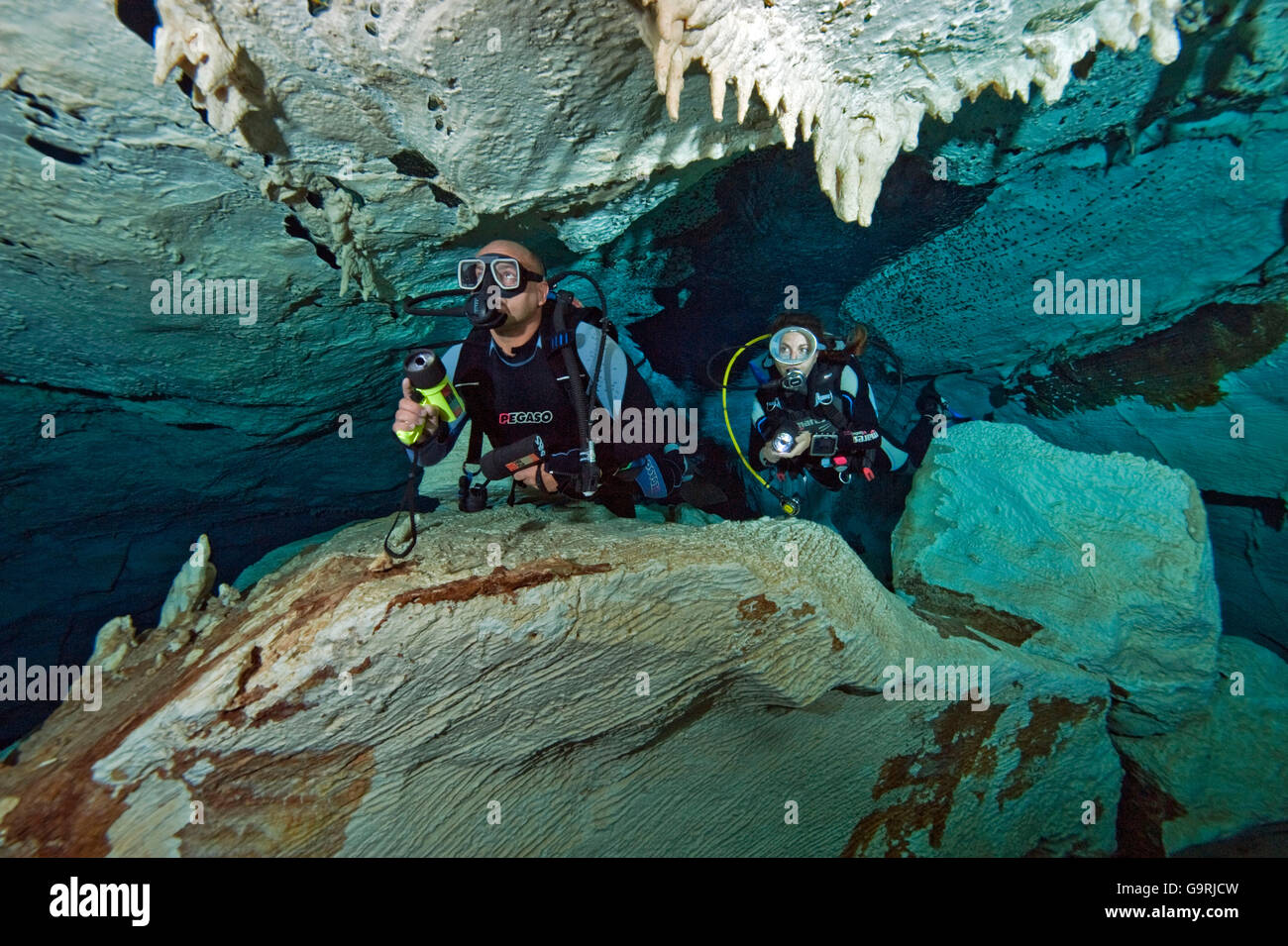 Taucher in Süßwasser-Höhle, Cenote, Macao Höhle, Punta Cana, Dominikanische Republik, Karibik, Amerika Stockfoto
