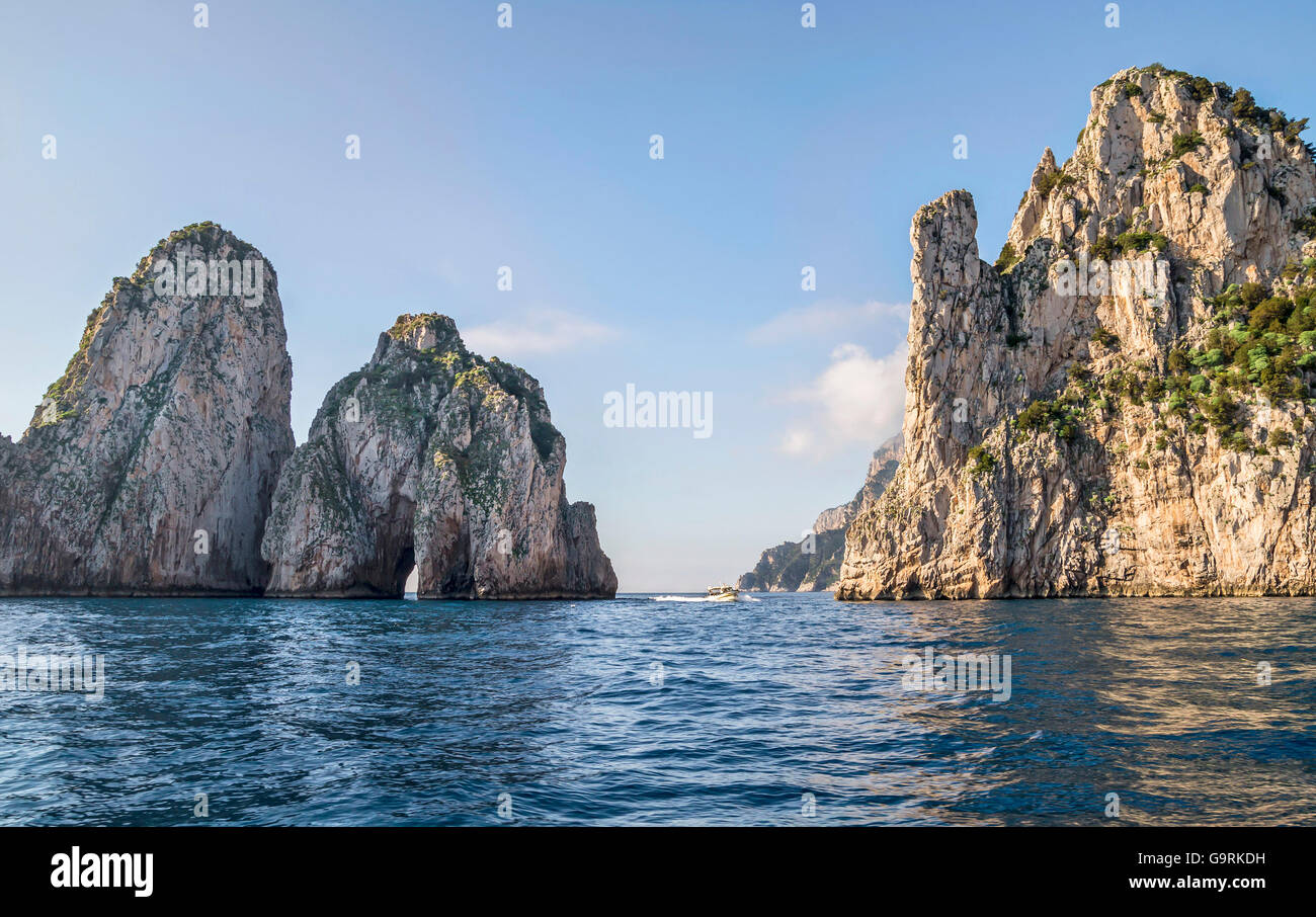 Felsen auf der Mittelmeer-Küste, Insel Capri, Italien Stockfoto