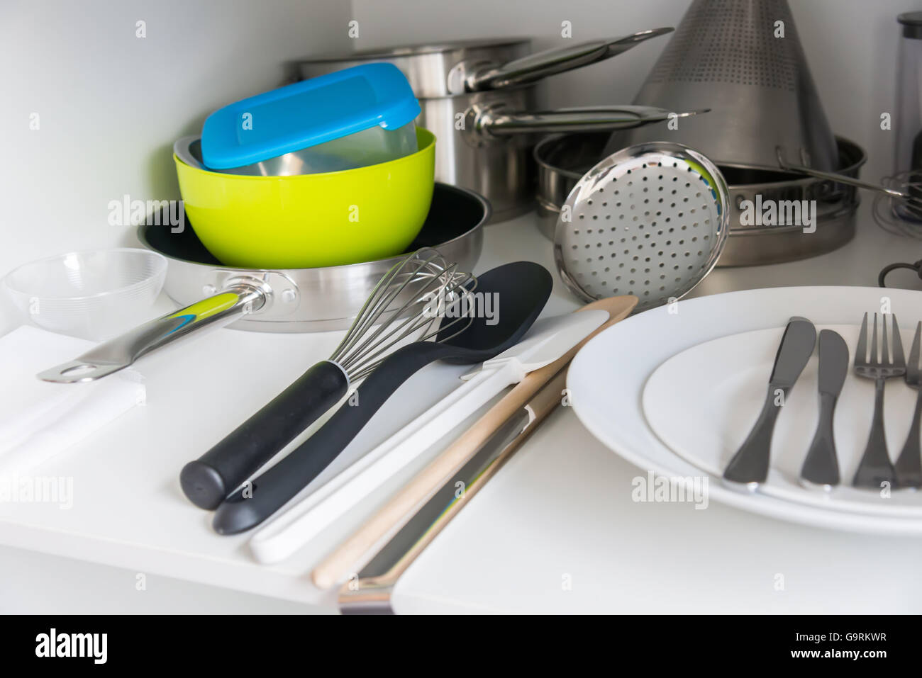 die verschiedenen Geschirr im Regal in der Küche Stockfoto
