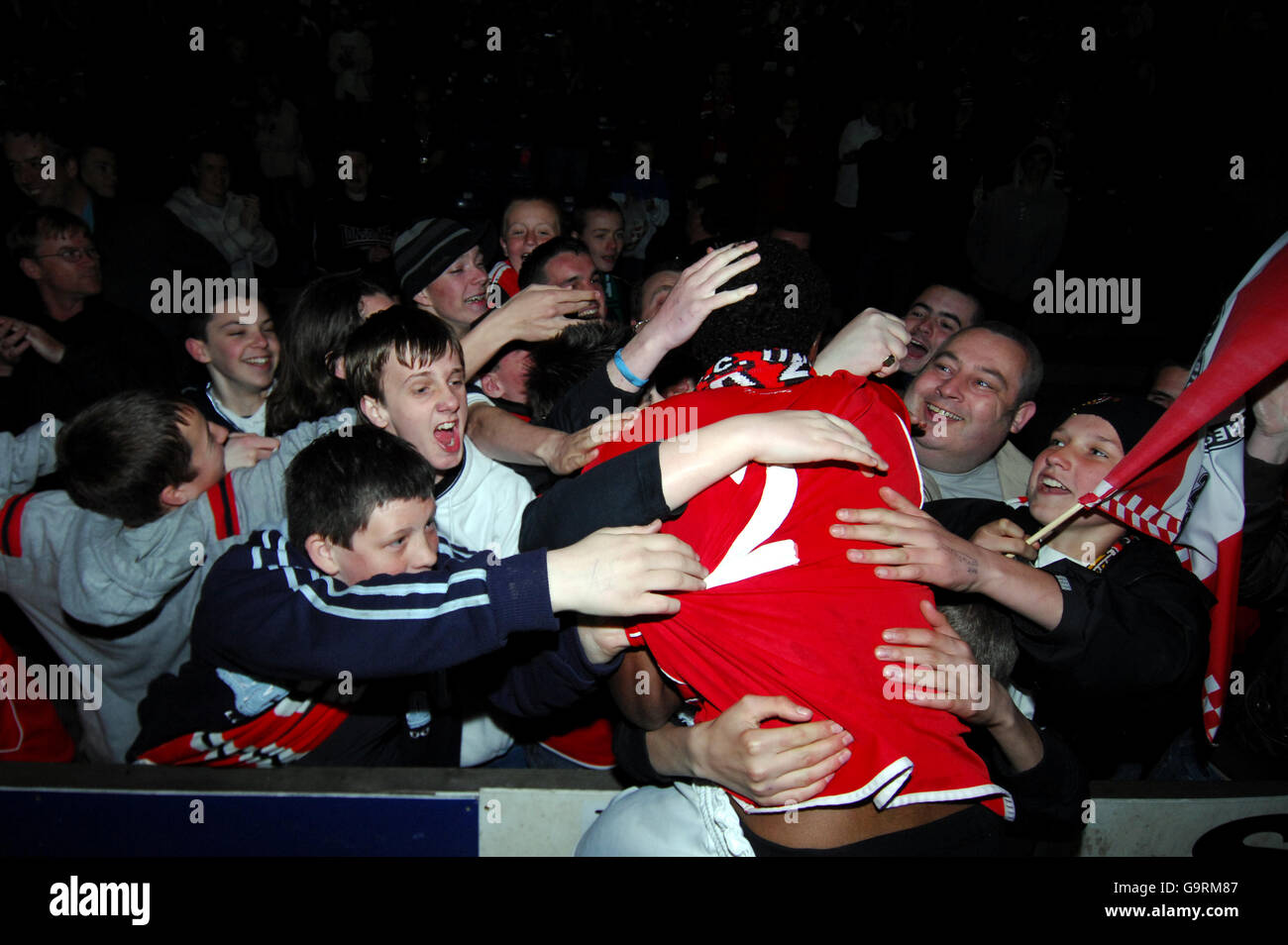 Matty Taylor von FC United gratuliert den Fans Wie sie feiern, ihre Liga zu gewinnen Stockfoto