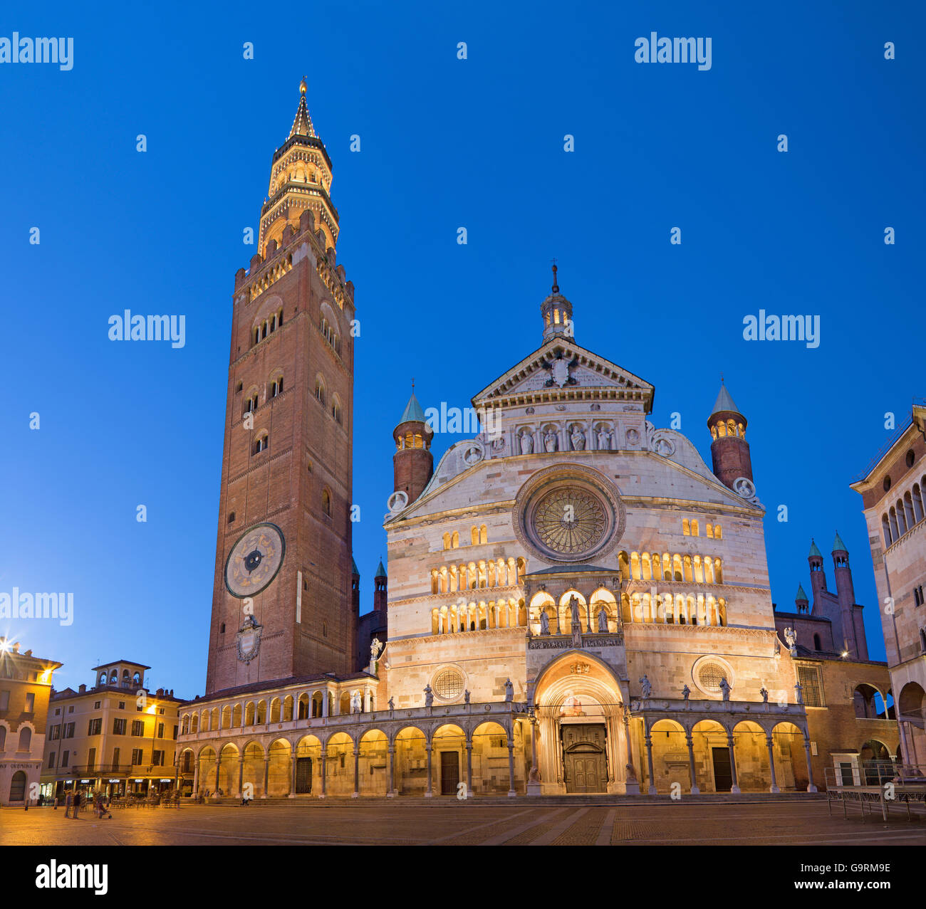 Cremona - die Kathedrale Mariä der Jungfrau Maria Dämmerung. Stockfoto