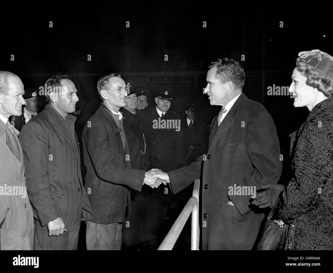 Nach einer Runde formeller Zeremonien hat der amerikanische Vizepräsident Richard Nixon ein spontanes Treffen mit dem britischen Arbeiter. Hier ein letzter Händedruck von einem der Flughafenmitarbeiter, mit dem er sprach, bevor er den Flughafen London verließ. Stockfoto