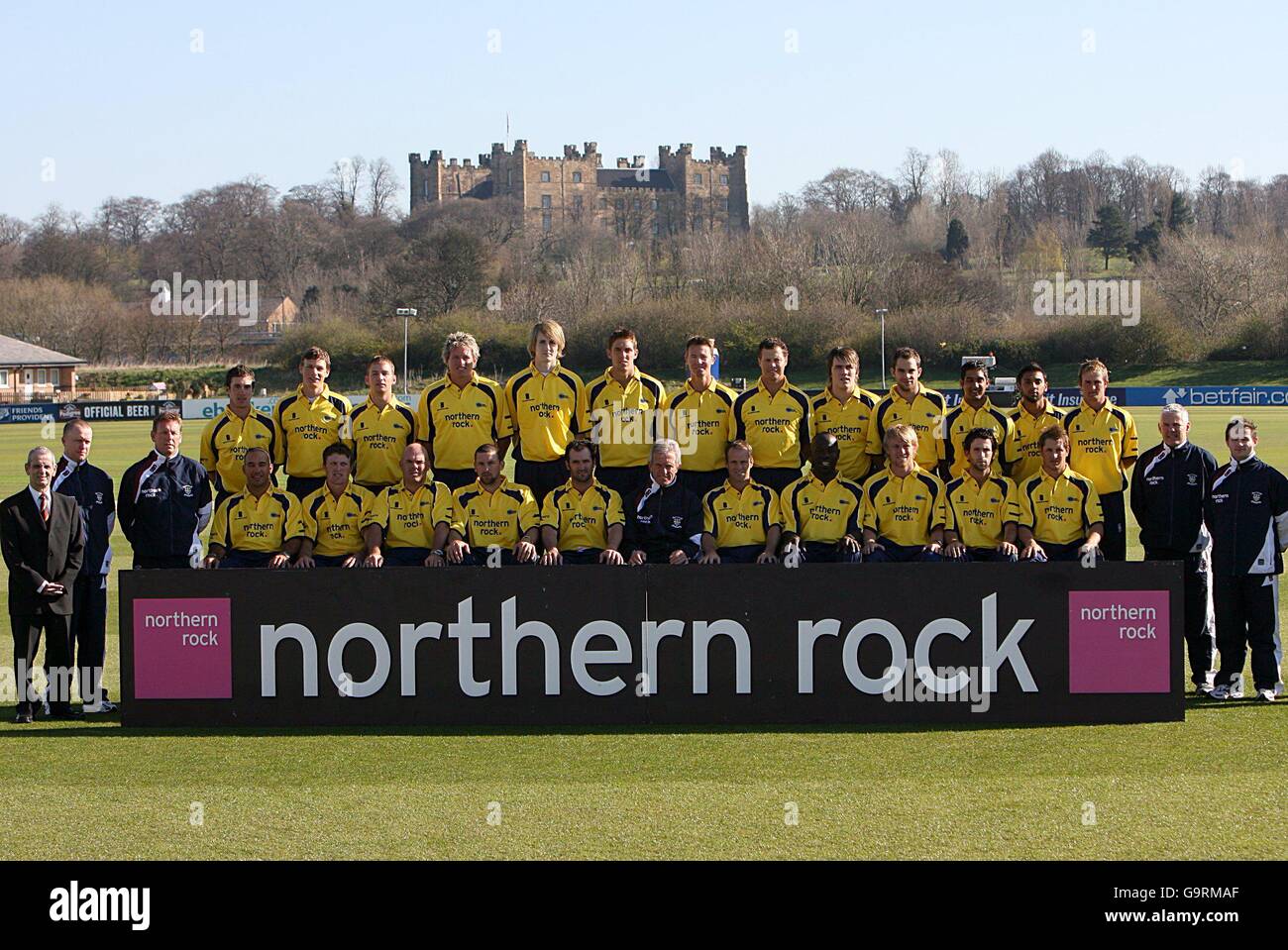 Durhams (hintere Reihe von links nach rechts) will Gidman, will Smith, Mark Stoneman, Mitch Claydon, Luke Evans, Ben Harmison, Callum Thorp, Paul Wiseman, Gary Scott, Kyle Coetzer, Uzair Mahomed, Moneeb Iqbal, Gary Park (vordere Reihe von links nach rechts) erster Teamscorer Brian Hunt, Trainer lewis Jon, Trainer Alan Walker, Gareth Breese, Gordon Muchall, Neil Killen, Stephen Harmison, Michael Di Venuto, Geoff Cook, Captain Dale Benkenstein, Ottis Gibson, Mark Davis, Graham Onions und Phil Mustard, Physio Nigel Kent, EIN Teamscorer Richie Hilton. Stockfoto