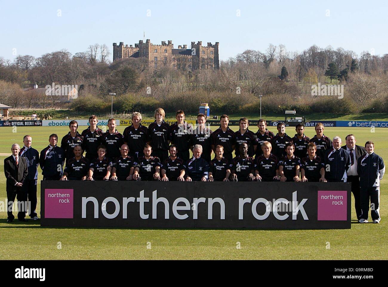 Durhams (hintere Reihe von links nach rechts) will Gidman, will Smith, Mark Stoneman, Mitch Claydon, Luke Evans, Ben Harmison, Callum Thorp, Paul Wiseman, Gary Scott, Kyle Coetzer, Uzair Mahomed, Moneeb Iqbal, Gary Park (vordere Reihe von links nach rechts) erster Teamscorer Brian Hunt, Trainer Jon lewis, Trainer Alan Walker, Gareth Breese, Gordon Muchall, Neil Killen, Stephen Harmion, Michael Di Venuto, Geoff Cook, Kapitän Dale Benkenstein, Ottis Gibson, Mark Davis, Graham Onions und Phil Mustard, Physio Nigel Kent, Conditioner Michael King, TEAMSCORER Richie Hilton. Stockfoto