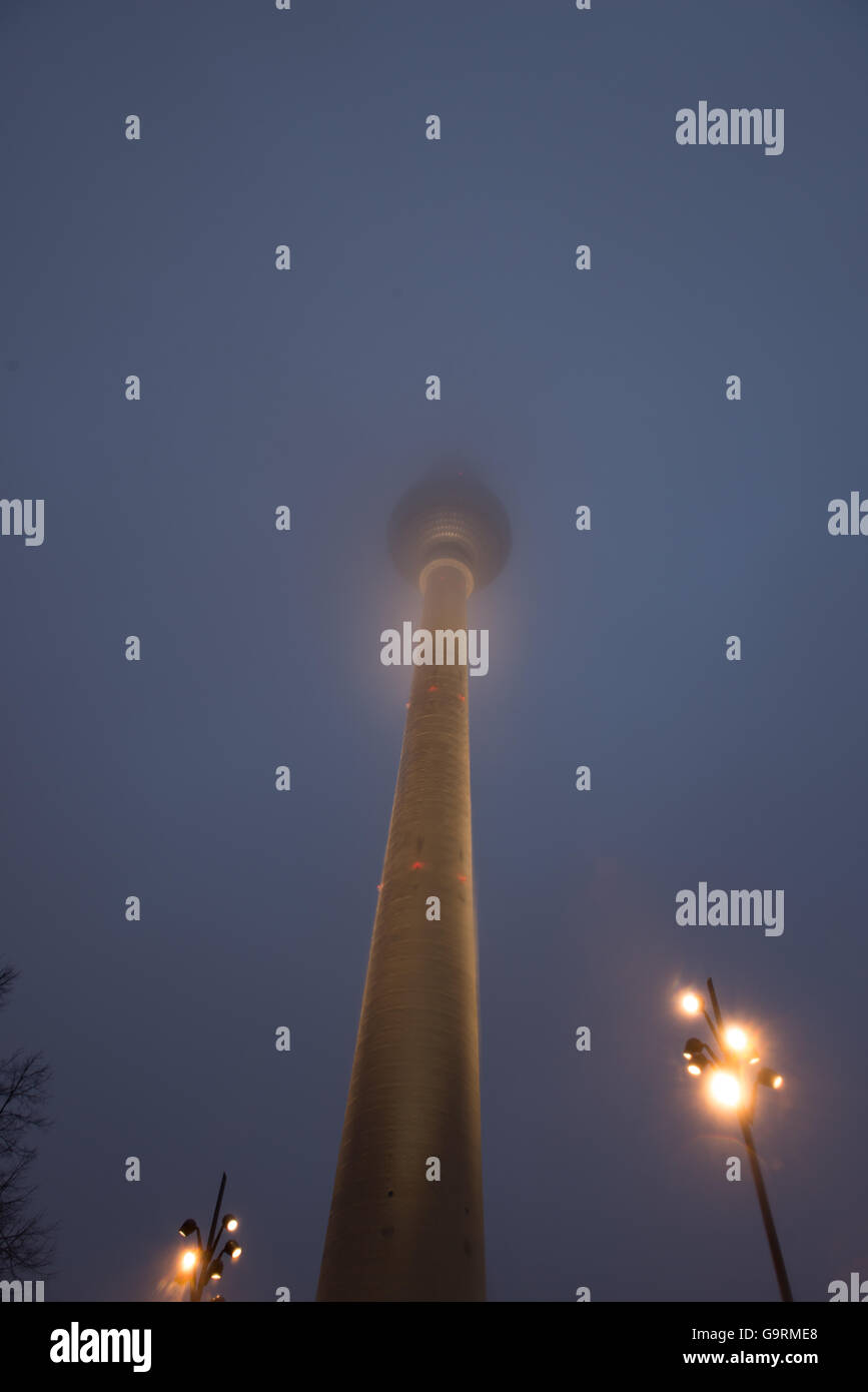 Berliner Fernsehturm bei Nacht Stockfoto