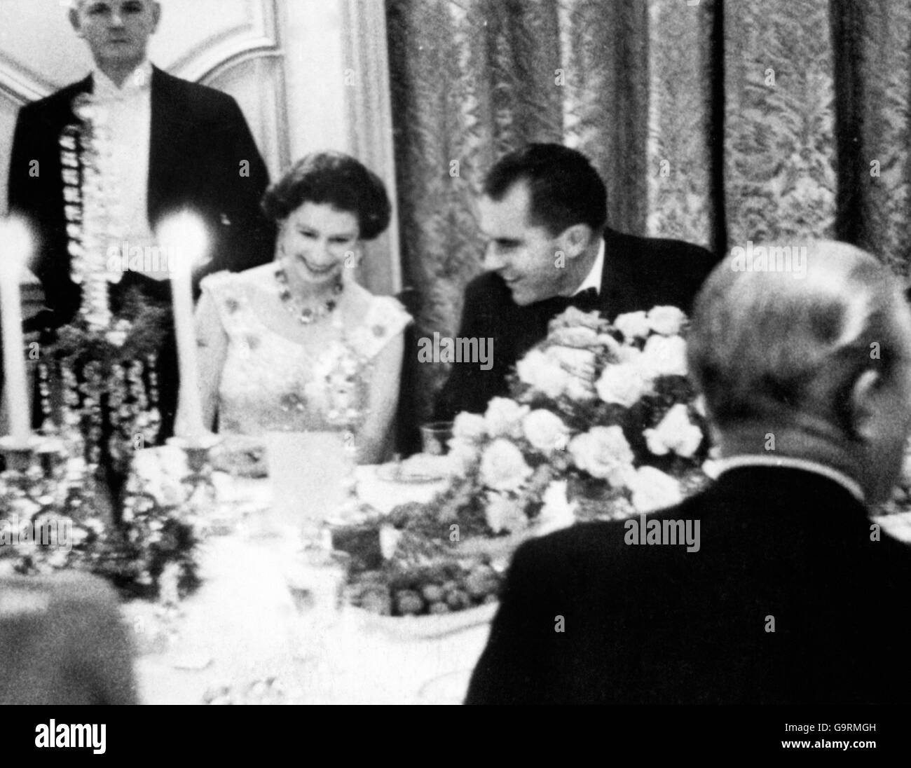 Die Königin und der amerikanische Vizepräsident Richard Nixon sprechen zusammen am Tisch während des Thanksgiving Day Abendessens von Herrn und Frau Nixon. Stockfoto
