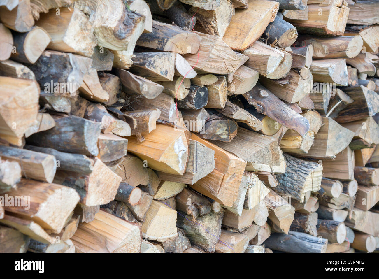 Hintergrund der trockenen Scheitholz meldet sich in einem Haufen Stockfoto