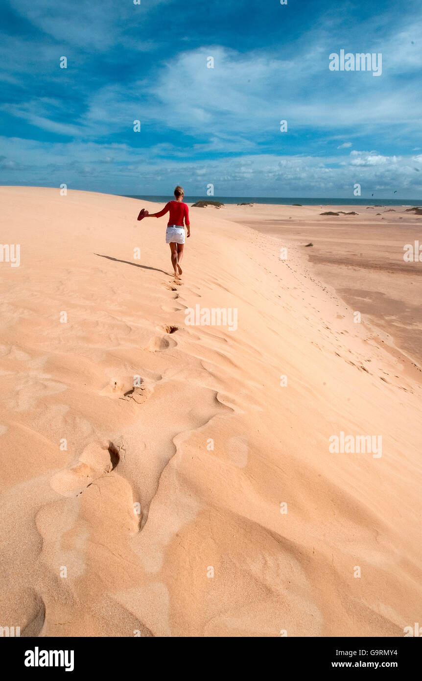 junge Frau, barfuß, Sanddüne, Fuerteventura, Kanarische Inseln, Spanien Stockfoto