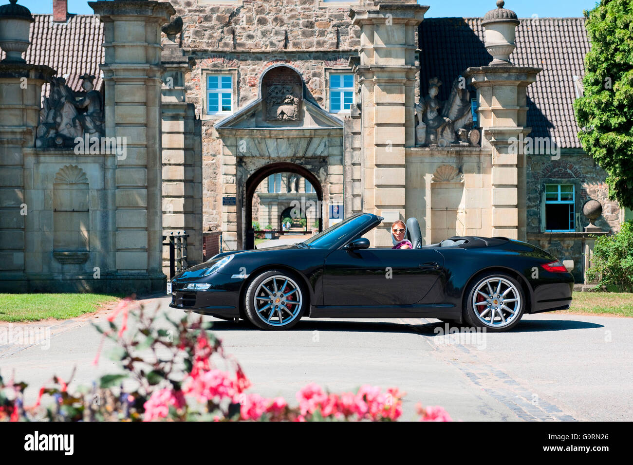 stilvolle Frau und Porsche 911 vor Schloss, 911 Carrera 4 s, Cabrio, Sportwagen, Luxus Stockfoto