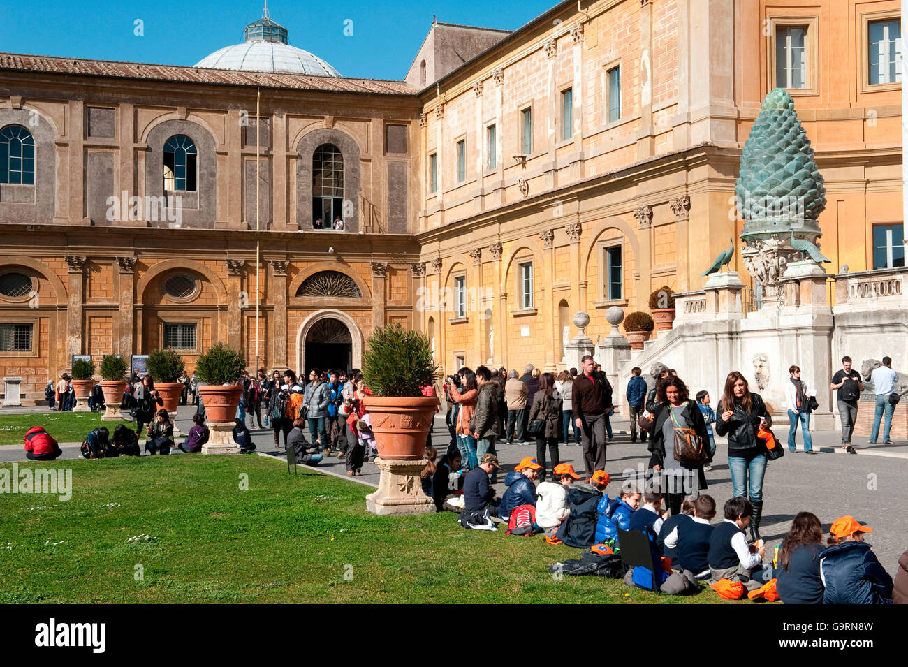 Cortile della Pigna, Palazzetto del Belvedere und Kiefer Kegel, Vatikan, Rom, Latium, Italien, Europa / Vatikanstadt Stockfoto