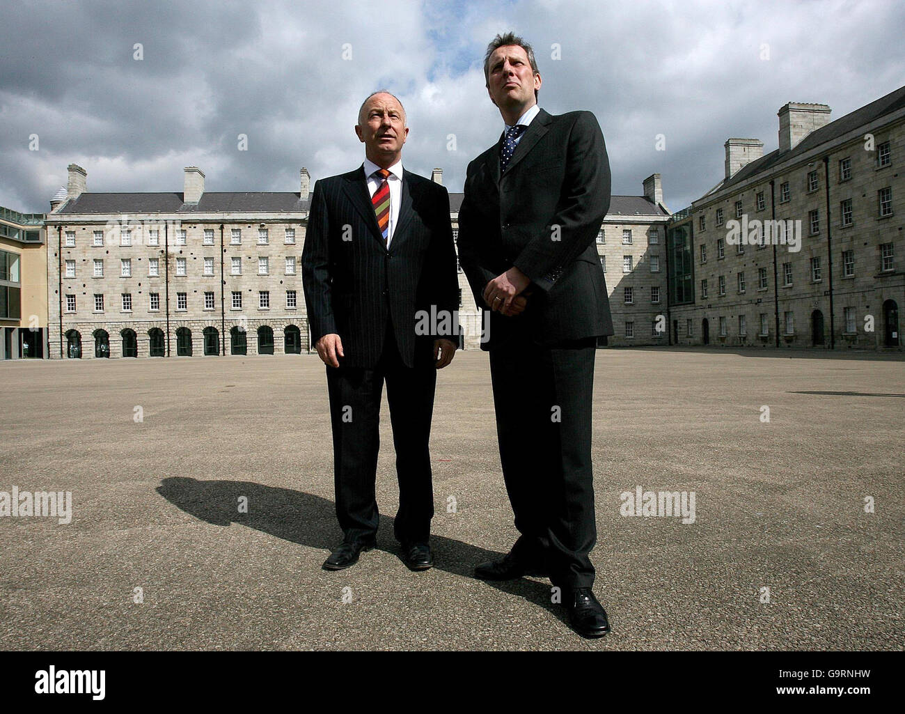 Ian Paisley Junior von der Demokratischen Unionistischen Partei (rechts) steht mit dem irischen Außenminister Dermot Ahern (links) bei einem Besuch im Irischen Nationalmuseum in der Collins Barracks, Dublin, um eine Ausstellung über die Iren im Krieg zu sehen. Stockfoto