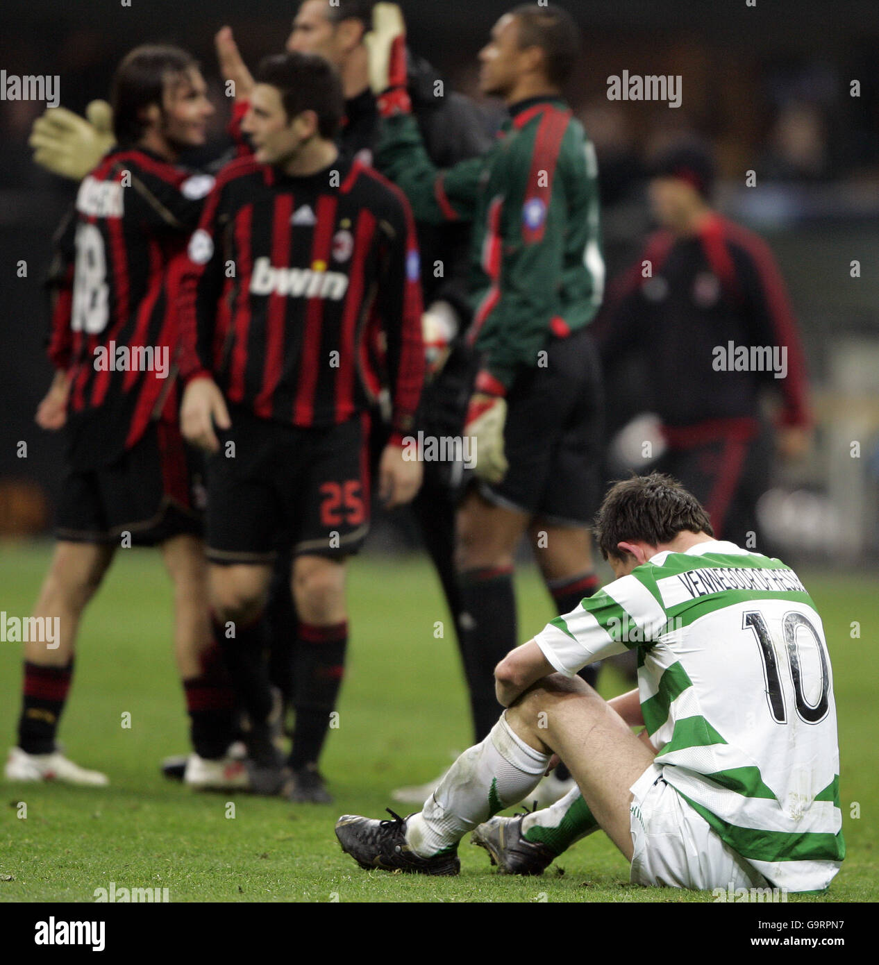 AC Mailand Spieler feiern in Vollzeit mit Celtics Jan Vennegoor von Hesselink (Vordergrund) während des Champions-League-Spiel AC Mailand gegen Celtic im San Siro Stadion in Mailand. DRÜCKEN Sie VERBANDSFOTO. Bilddatum: Mittwoch, 7. März 2007. Bildnachweis sollte lauten: Andrew MilliganPA. Stockfoto