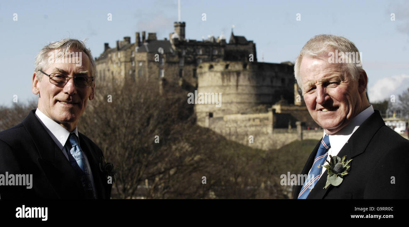 10,000-Meter-Läufer Lachie Stewart (links) und Bowls-Spieler Willie Wood am National Museum of Scotland, wo sie in die Scottish Sports Hall of Fame aufgenommen wurden. Stockfoto