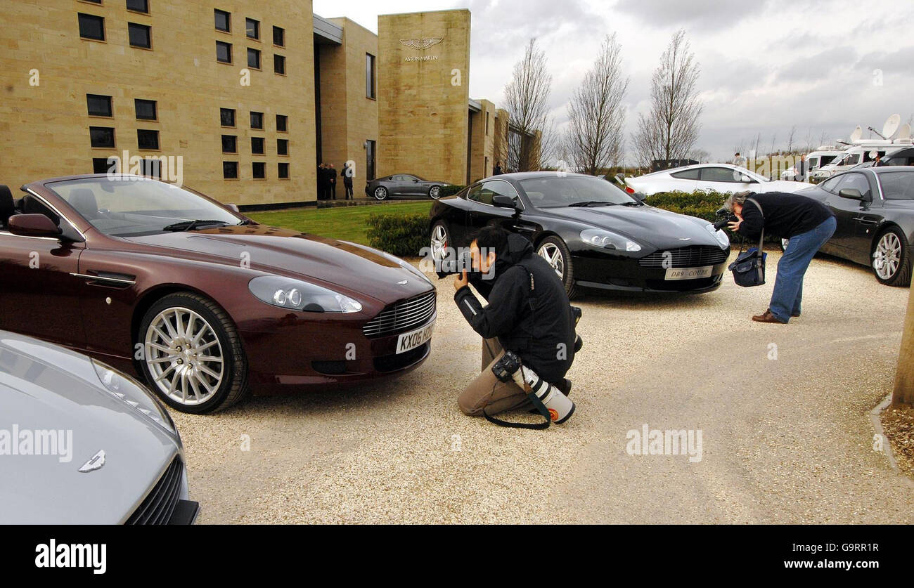 Fotografen vor dem Firmensitz von Aston Martin in der Nähe von Gaydon, Warwickshire. Stockfoto