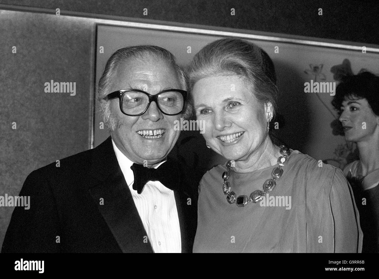 Sir Richard Attenborough, jetzt in seinem 60. Lebensjahr, mit seiner Frau, der ehemaligen Schauspielerin Sheila SIM, die er 1945 vermählte. Stockfoto