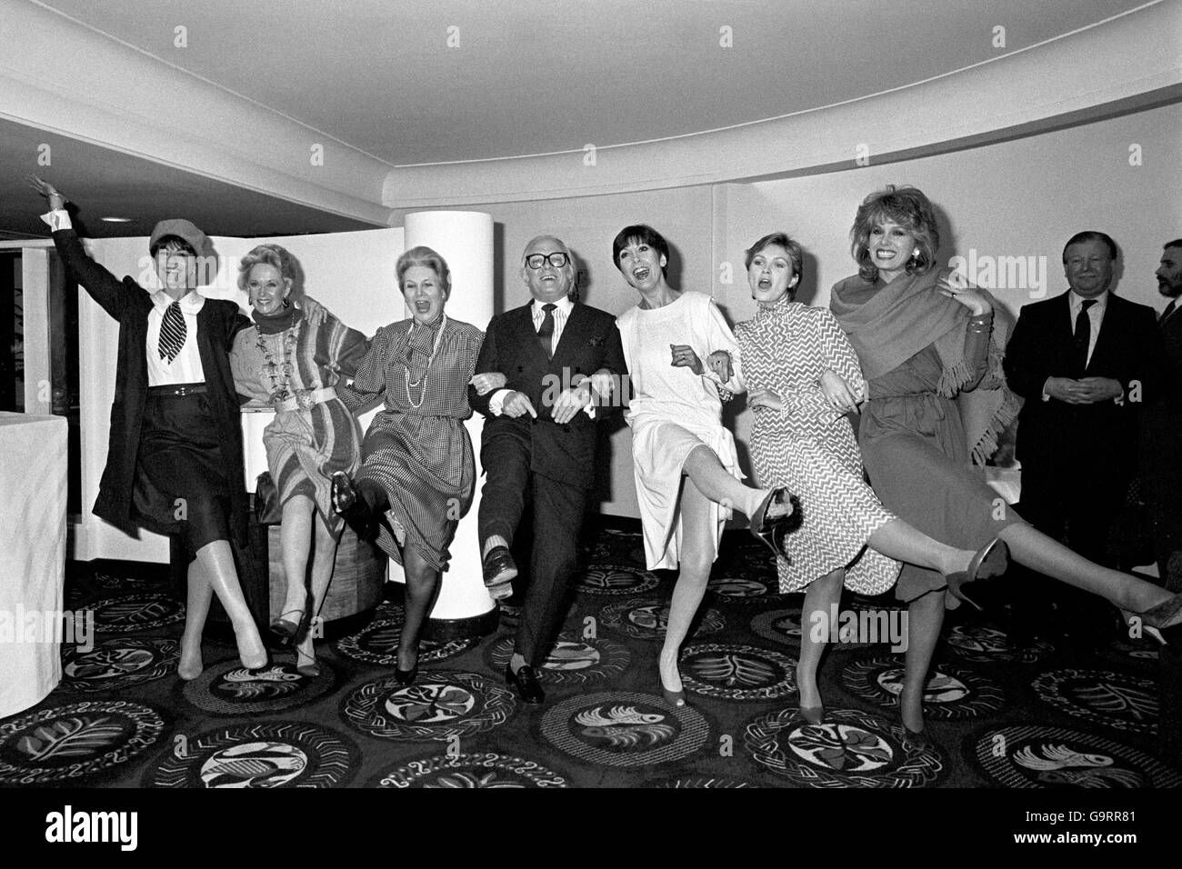 Sir Richard Attenborough, Regisseur von „Gandhi“, flankierte heute im Savoy Hotel in The Strand, London, von einer Choruslinie hochkickender weiblicher Bühnen- und Leinwandstars vor dem Tribute-Lunch des Variety Clubs an den Schauspieler/Regisseur. VON LINKS: NANETTE NEWMAN, TIPPI HEDREN, LADY ATTENBOROUGH (SHEILA SIM) ANITA HARRIS, FIONA FULLERTON UND JOANNA LUMLEY Stockfoto