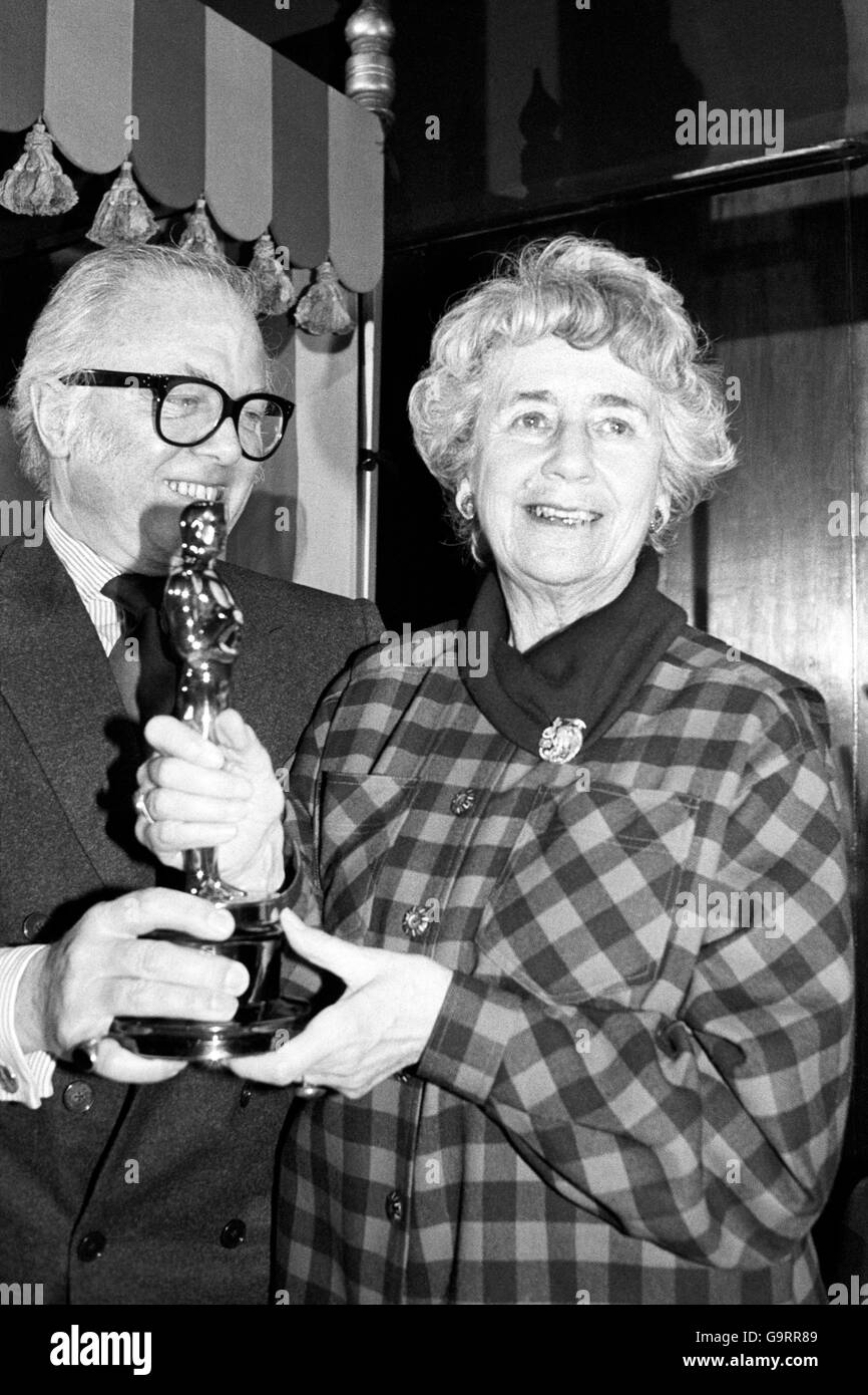 Dame Peggy Ashcroft erhält den Oscar von Sir Richard Attenborough als beste Nebendarstellerin beim Mittagessen, das der Variety Club of Great Britain heute in London anlässlich der Eröffnung des British Film Year veranstaltet hat. Die 77-jährige Schauspielerin wurde für ihre Rolle in „A Passage to India“ mit dem Hollywood-Preis ausgezeichnet. Stockfoto