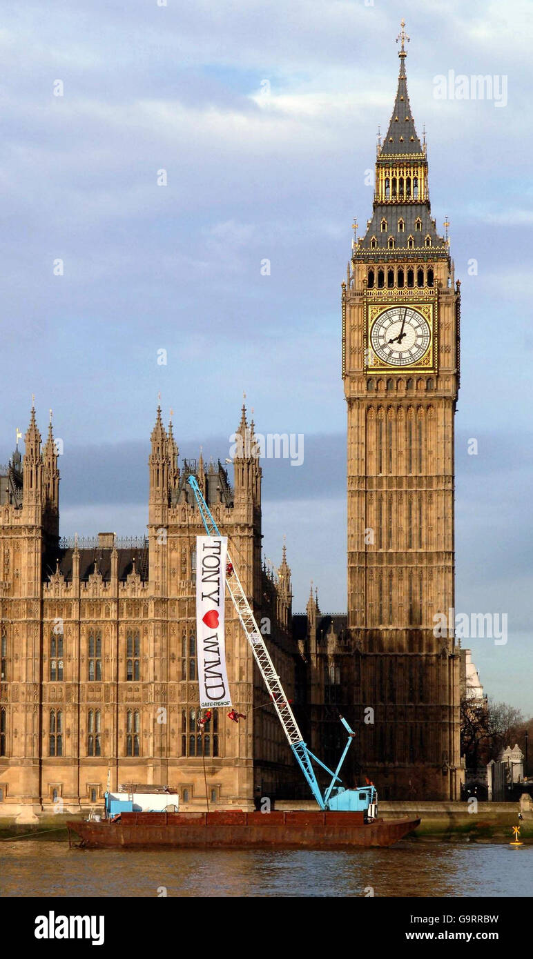 Greenpeace-Aktivisten skalieren einen schwimmenden Kran Houses of Parliament als Teil eines Protests gegen die Pläne der Regierung, das Atomwaffensystem Trident zu aktualisieren. Stockfoto