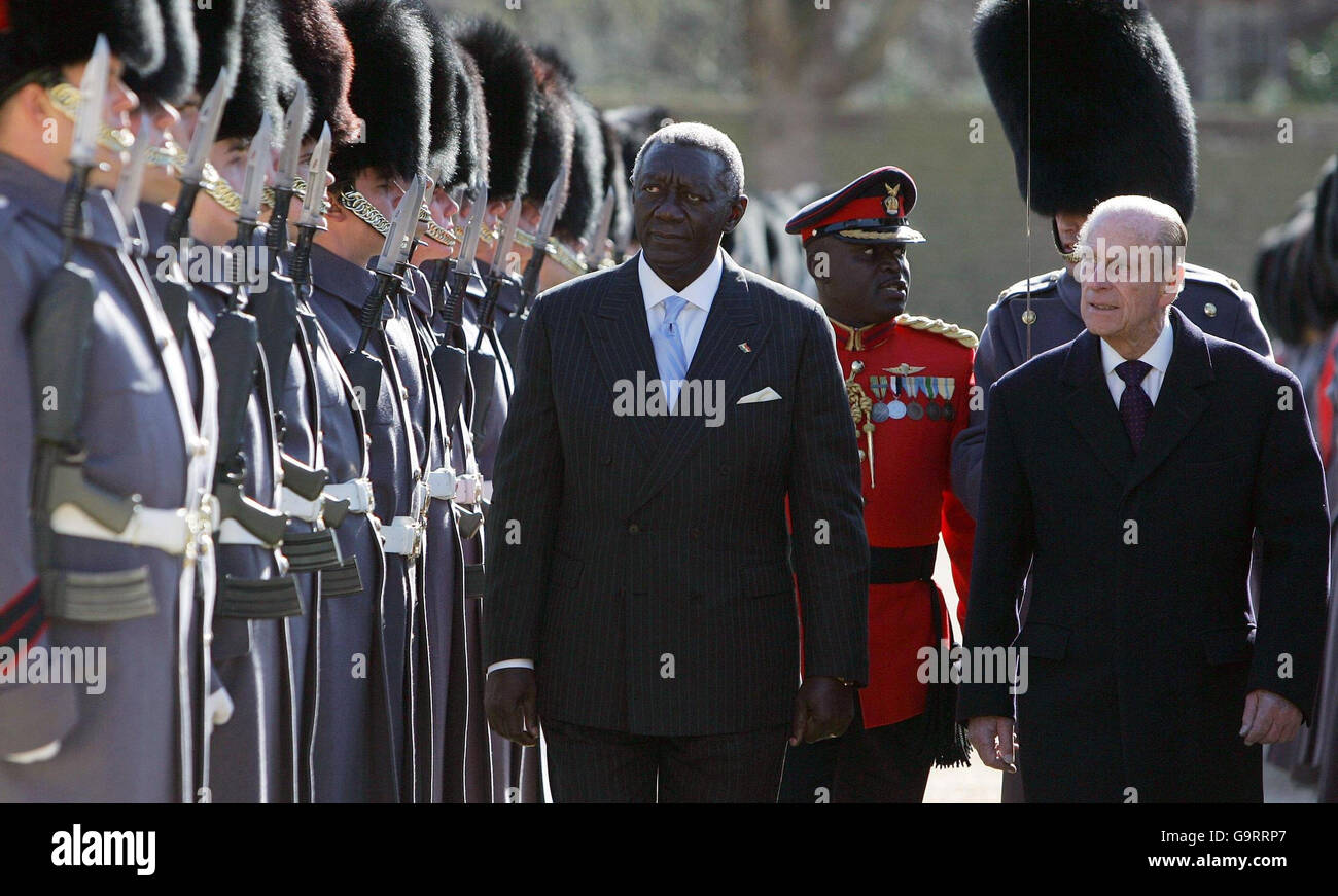 Der ghanaische Präsident John Kufuor wird vom Herzog von Edinburgh begleitet, während er die Ehrenwache während der feierlichen Begrüßung bei den Horse Guards in London inspiziert. Stockfoto