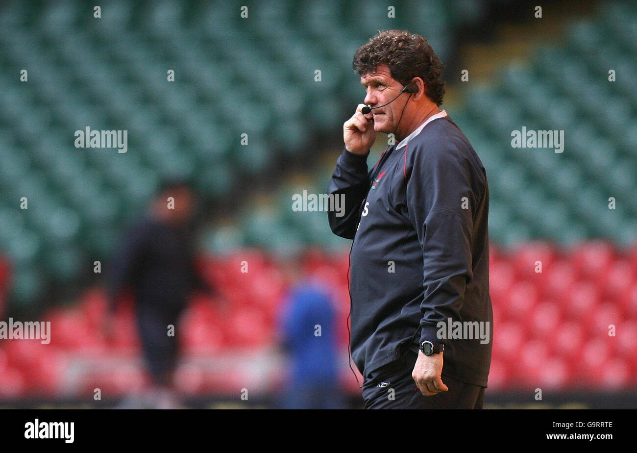 Rugby Union - RBS 6 Nations Championship 2007 - Wales gegen England - Wales Training Session - Millennium Stadium. Wales-Coach Gareth Jenkins während einer Trainingseinheit im Millennium Stadium, Cardiff. Stockfoto