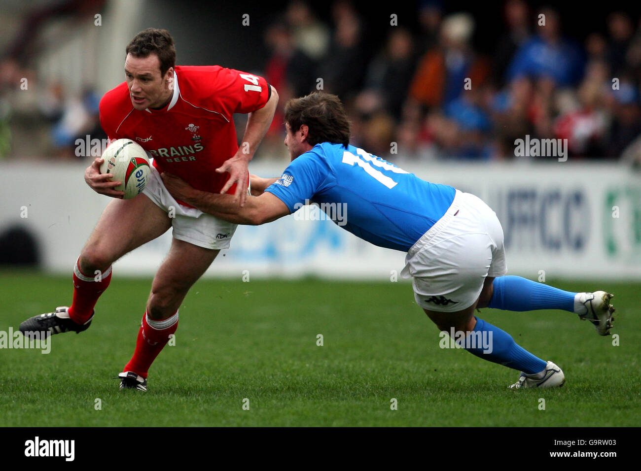 Rugby Union - RBS 6 Nations Championship 2007 - Italien gegen Wales - Stadio Flaminio. Der Italiener Ramiro Pez bekämpft Mark Jenkins aus Wales Stockfoto