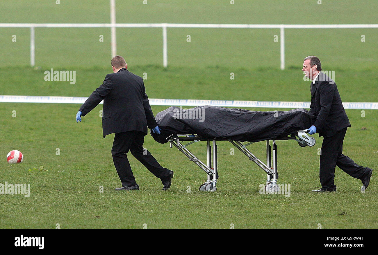 Die Leiche eines Schießtodes wird über den Fußballplatz im Dublin City Services Sports and Social Club im Westen der Stadt getragen. Stockfoto