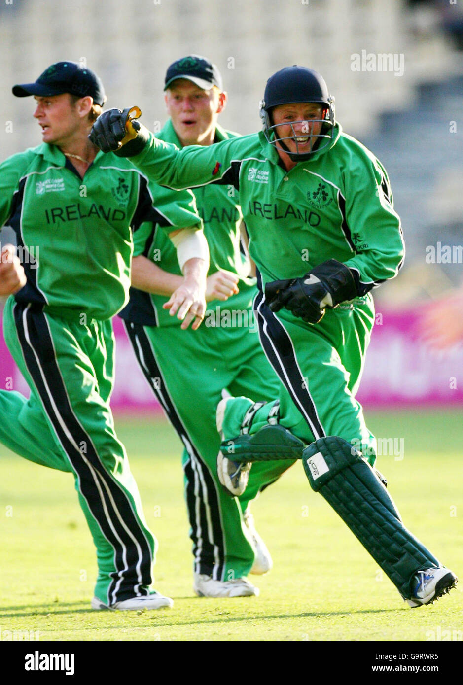 Der irische Wicket-Torwart Niall O'Brien (rechts) führt die Feierlichkeiten an, als sie behaupten, dass sie während des ICC Cricket World Cup 2007, Gruppe D-Spiels im Sabina Park, Kingston, Jamaika, gegen Simbabwe unentschieden sind. Stockfoto